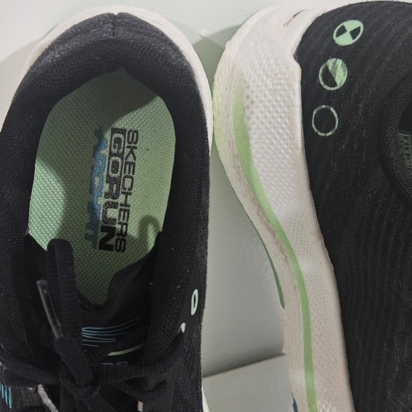 Skechers Women's GOrun Razor 4 with Arch Fit technology. - Picture 4 of 8